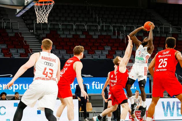 2 v right Othello Hunter Bayern Munich, 08 Brose Bamberg FC Bayern Munich easyCredit BBL Basketball Bundesliga Season 2021 22 Matchday 15, 02 01 2022 Bamberg, Brose Arena Copyright: DanielxLöb