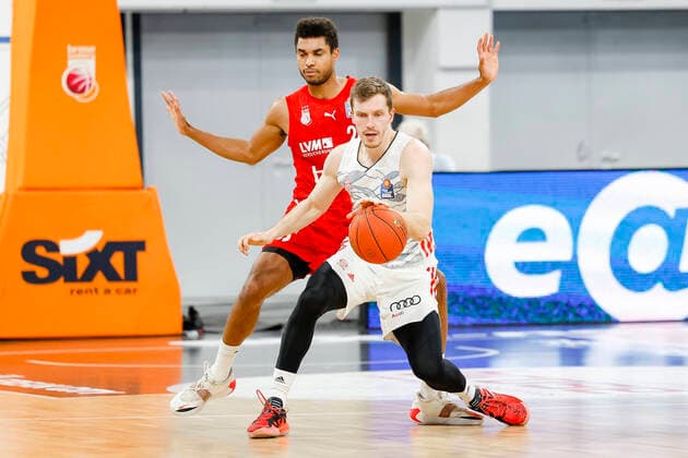 front Andreas Obst Bayern Munich, 13 back Kenneth Ogbe Brose Bamberg, 25 Brose Bamberg FC Bayern Munich Muenchen easyCredit BBL Basketball Bundesliga Saison 2021 22 Spieltag 15, 02 01 2022 Bamberg, Brose Arena Copyright: DanielxLöb