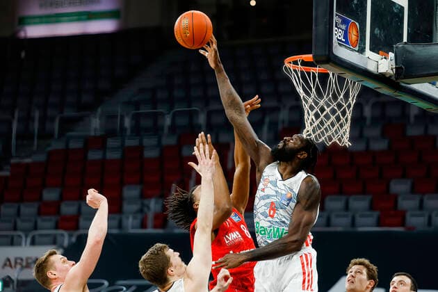 right Othello Hunter Bayern Munich, 08 blocks left Akil Mitchell Brose Bamberg, 08 Brose Bamberg FC Bayern Munich Muenchen easyCredit BBL Basketball Bundesliga Saison 2021 22 Spieltag 15, 02 01 2022 Bamberg, Brose Arena Copyright: DanielxLöb