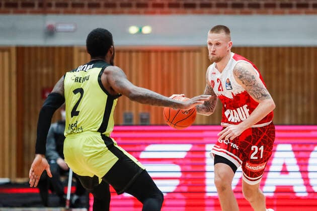 GER, Wuerzburg, tectake Arena, 02 01 2022, emspor, emonline, despor, deonline, s Oliver Wuerzburg vs Medi Bayreuth, easyCredit BBL, matchday 15 picture v l Sacar Anim medi Bayreuth vs Aigars Skele s Oliver Wuerzburg Copyright: HMBxMedia JulienxBecker