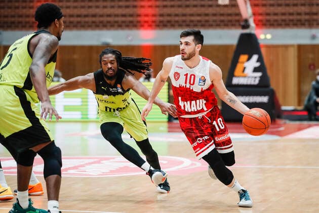GER, Wuerzburg, tectake Arena, 02 01 2022, emspor, emonline, despor, deonline, s Oliver Wuerzburg vs Medi Bayreuth, easyCredit BBL, 15 Spieltag Picture v l Terry Allen medi Bayreuth , Marcus Thornton medi Bayreuth and Luciano Parodi s Oliver Wuerzburg Copyright: HMBxMedia JulienxBecker