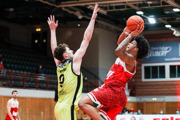 GER, Wuerzburg, tectake Arena, 02 01 2022, emspor, emonline, despor, deonline, s Oliver Wuerzburg vs Medi Bayreuth, easyCredit BBL, Matchday 15 Picture v l Kay Bruhnke medi Bayreuth vs Desi Rodriguez s Oliver Wuerzburg Copyright: HMBxMedia JulienxBecker