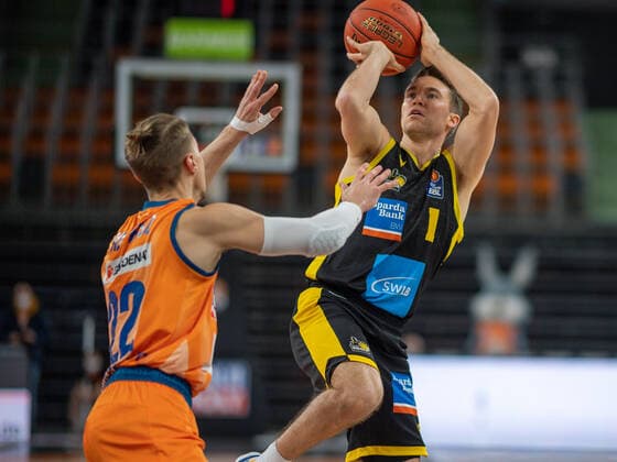 Thomas Klepeisz Ratiopharm Ulm 22 , Jordan Hulls MHP Riesen Ludwigsburg, 01 , GER, Ratiopharm Ulm vs MHP Riesen Ludwigsburg, Basketball, Bundesliga, easycredit, 15 Spieltag, Spielzeit 2021 2022, 02 01 2022, GER, Ratiopharm Ulm vs MHP Riesen Ludwigsburg, Basketball, Bundesliga, easycredit, 15 Spieltag, Spielzeit 2021 2022, 02 01 2022 Ulm Copyright: xEibner-Pressefoto SaschaxWaltherx EP_EER