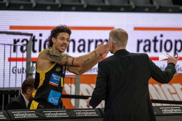 Jonah Radebaugh MHP Riesen Ludwigsburg, 12 , John Patrick MHP Riesen Ludwigsburg, Head Coach , GER, Ratiopharm Ulm vs MHP Riesen Ludwigsburg, Basketball, Bundesliga, easycredit, 15 Spieltag, Spielzeit 2021 2022, 02 01 2022, GER, Ratiopharm Ulm vs MHP Riesen Ludwigsburg, Basketball, Bundesliga, easycredit, 15 Spieltag, Spielzeit 2021 2022, 02 01 2022 Ulm Copyright: xEibner-Pressefoto SaschaxWaltherx EP_EER