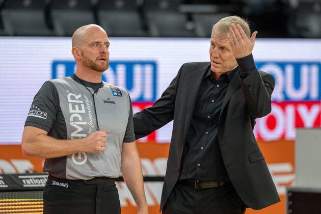 Timeout John Patrick MHP Riesen Ludwigsburg, Head Coach , and referee Benjamin Barth GER, Ratiopharm Ulm vs MHP Riesen Ludwigsburg, Basketball, Bundesliga, easycredit, 15 Spieltag, Spielzeit 2021 2022, 02 01 2022, GER, Ratiopharm Ulm vs MHP Riesen Ludwigsburg, Basketball, Bundesliga, easycredit, 15 Spieltag, Spielzeit 2021 2022, 02 01 2022 Ulm Copyright: xEibner-Pressefoto SaschaxWaltherx EP_EER