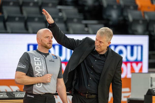 Timeout John Patrick MHP Riesen Ludwigsburg, Head Coach , and referee Benjamin Barth GER, Ratiopharm Ulm vs MHP Riesen Ludwigsburg, Basketball, Bundesliga, easycredit, 15 Spieltag, Spielzeit 2021 2022, 02 01 2022, GER, Ratiopharm Ulm vs MHP Riesen Ludwigsburg, Basketball, Bundesliga, easycredit, 15 Spieltag, Spielzeit 2021 2022, 02 01 2022 Ulm Copyright: xEibner-Pressefoto SaschaxWaltherx EP_EER