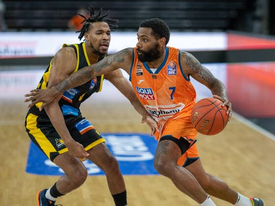 Justin Simon MHP Riesen Ludwigsburg, 05 , Sindarius Thornwell Ratiopharm Ulm 07 , GER, Ratiopharm Ulm vs MHP Riesen Ludwigsburg, Basketball, Bundesliga, easycredit, 15 Spieltag, Spielzeit 2021 2022, 02 01 2022, GER, Ratiopharm Ulm vs MHP Riesen Ludwigsburg, Basketball, Bundesliga, easycredit, 15 Spieltag, Spielzeit 2021 2022, 02 01 2022 Ulm Copyright: xEibner-Pressefoto SaschaxWaltherx EP_EER