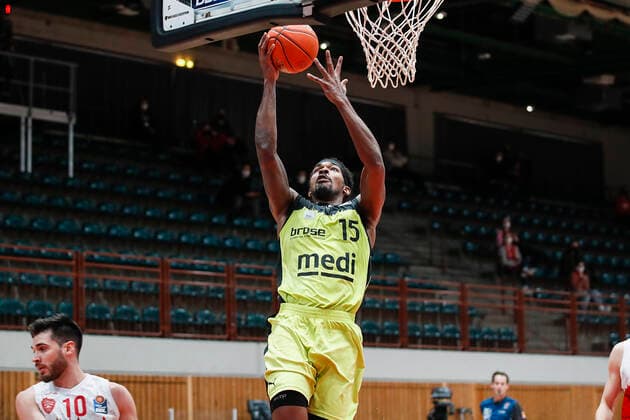 GER, Wuerzburg, tectake Arena, 02 01 2022, emspor, emonline, despor, deonline, s Oliver Wuerzburg vs Medi Bayreuth, easyCredit BBL, Matchday 15 Picture v l Luciano Parodi s Oliver Wuerzburg and Terry Allen medi Bayreuth Copyright: HMBxMedia JulienxBecker
