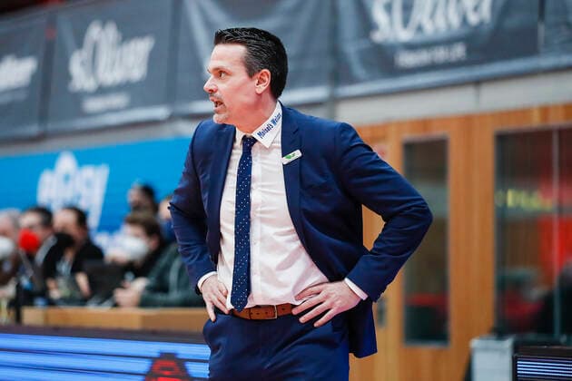 GER, Wuerzburg, tectake Arena, 02 01 2022, emspor, emonline, despor, deonline, s Oliver Wuerzburg vs Medi Bayreuth, easyCredit BBL, 15 Spieltag picture astonishment at Head Coach Raoul Korner medi Bayreuth Copyright: HMBxMedia JulienxBecker