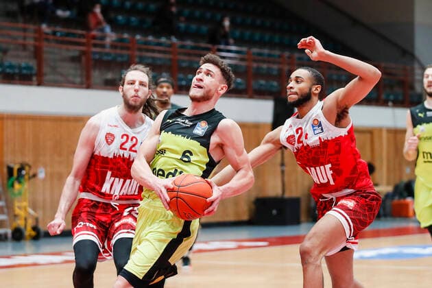 GER, Wuerzburg, tectake Arena, 02 01 2022, emspor, emonline, despor, deonline, s Oliver Wuerzburg vs Medi Bayreuth, easyCredit BBL, 15 Spieltag Picture f l Craig Moller s Oliver Wuerzburg , Kevin Wohlrath medi Bayreuth and Cameron Hunt s Oliver Wuerzburg Copyright: HMBxMedia JulienxBecker