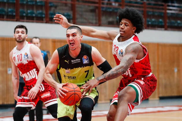 GER, Wuerzburg, tectake Arena, 02 01 2022, emspor, emonline, despor, deonline, s Oliver Wuerzburg vs Medi Bayreuth, easyCredit BBL, Matchday 15 Picture v l Philip Jalalpoor medi Bayreuth vs Desi Rodriguez s Oliver Wuerzburg Copyright: HMBxMedia JulienxBecker