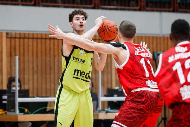 GER, Wuerzburg, tectake Arena, 02 01 2022, emspor, emonline, despor, deonline, s Oliver Wuerzburg vs Medi Bayreuth, easyCredit BBL, Matchday 15 Picture v l Kay Bruhnke medi Bayreuth vs Tomasz Gielo s Oliver Wuerzburg Copyright: HMBxMedia JulienxBecker