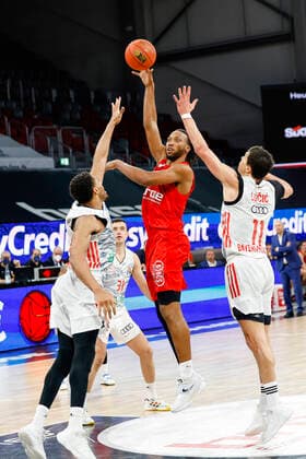 Center Akil Mitchell Brose Bamberg, 08 left Augustine Rubit Bayern Munich, 21 right Vladimir Lucic Bayern Munich, 11 Brose Bamberg FC Bayern Munich Muenchen easyCredit BBL Basketball Bundesliga Saison 2021 22 Spieltag 15, 02 01 2022 Bamberg, Brose Arena Copyright: DanielxLöb
