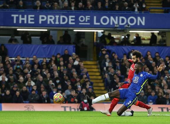 Bilder des Jahres 2022, Sport 01 Januar Sport Themen der Woche KW52 Sport Bilder des Tages Mandatory Credit: Photo by MIchael Zemanek Shutterstock (12672955ce) Antonio Rudiger of Chelsea wins the ball from Mohamed Salah of Liverpool Chelsea v Liverpool, Premier League, Football, Stamford Bridge, London, UK - 02 Jan 2022 EDITORIAL USE ONLY No use with unauthorised audio, video, data, fixture lists, club league logos or live services. Online in-match use limited to 120 images, no video emulation. No use in betting, games or single club league player publications. Chelsea v Liverpool, Premier League, Football, Stamford Bridge, London, UK - 02 Jan 2022 EDITORIAL USE ONLY No use with unauthorised audio, video, data, fixture lists, club league logos or live services. Online in-match use limited to 120 images, no video emulation. No use in betting, games or single club league player publications.  Copyright: xMIchaelxZemanek Shutterstockx 12672955ce
