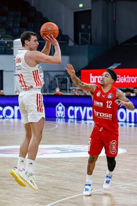 Left Zan Sisko Bayern Munich, 31 Right Justin Robinson Brose Bamberg, 12 Brose Bamberg FC Bayern Munich Muenchen easyCredit BBL Basketball Bundesliga Saison 2021 22 Spieltag 15, 02 01 2022 Bamberg, Brose Arena Copyright: DanielxLöb