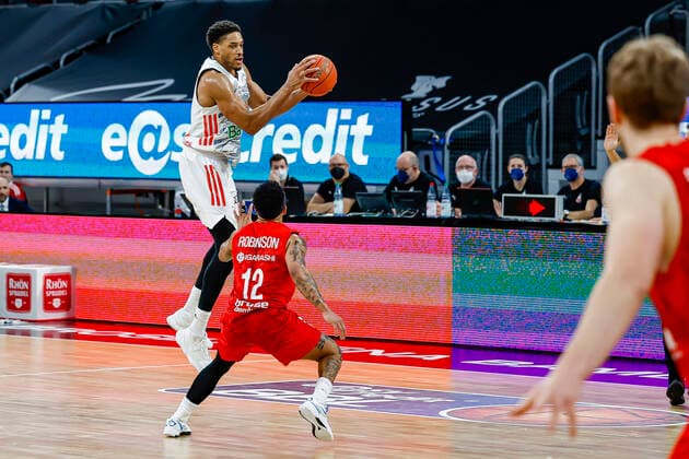Top Augustine Rubit Bayern Munich, 21 Bottom Justin Robinson Brose Bamberg, 12 Brose Bamberg FC Bayern Munich Muenchen easyCredit BBL Basketball Bundesliga Season 2021 22 Matchday 15, 02 01 2022 Bamberg, Brose Arena Photo Daniel Löb Loeb Copyright: DanielxLöb