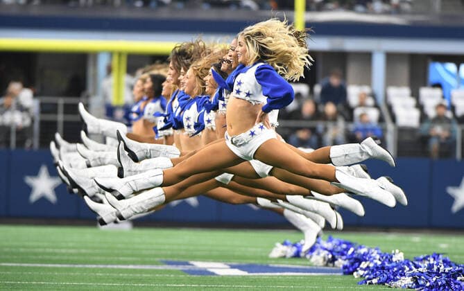 Bilder des Jahres 2022, Sport 01 Januar Sport Themen der Woche KW52 Sport Bilder des Tages The Dallas Cowboys Cheerleaders perform prior to the Arizona Cardinals NFL, American Football Herren, USA game at AT&T Stadium in Arlington, Texas on Sunday, January 2, 2022.  ARL2022010220 IANxHALPERIN