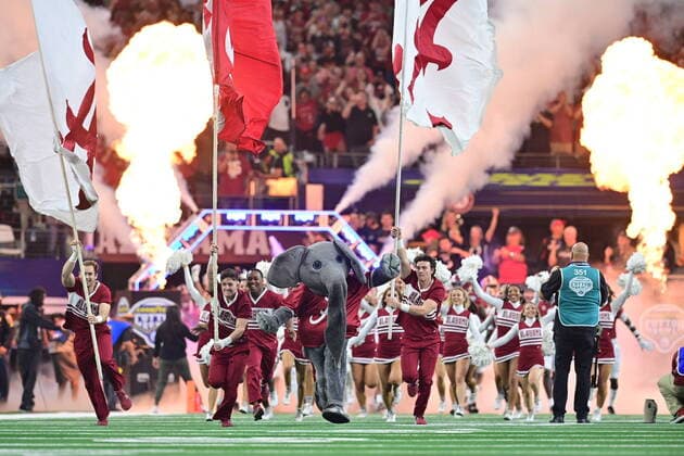 Alabama takes the field during a game between the Cincinnati Bearcats and Alabama Crimson Tide of the 2021 College Football Playoff Semifinal at the 86th Goodyear Cotton Bowl Classic game at AT&T Stadium in Arlington, Texas, December 31st, 2021.. CSM Arlington USA - ZUMAcf3_ 20211231_zaf_cf3_159 Copyright: xMannyxFloresx