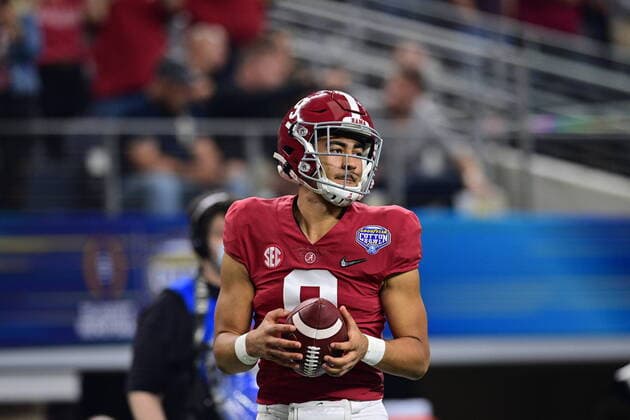 Alabama Crimson Tide quarterback Bryce Young (9) warms up during a game between the Cincinnati Bearcats and Alabama Crimson Tide of the 2021 College Football Playoff Semifinal at the 86th Goodyear Cotton Bowl Classic game at AT&T Stadium in Arlington, Texas, December 31st, 2021.. CSM Arlington USA - ZUMAcf3_ 20211231_zaf_cf3_163 Copyright: xMannyxFloresx