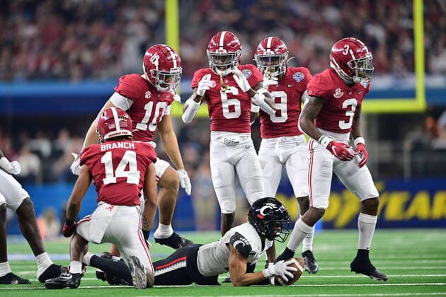 ____________________________.during a game between the Cincinnati Bearcats and Alabama Crimson Tide of the 2021 College Football Playoff Semifinal at the 86th Goodyear Cotton Bowl Classic game at AT&T Stadium in Arlington, Texas, December 31st, 2021.. CSM Arlington USA - ZUMAcf3_ 20211231_zaf_cf3_225 Copyright: xMannyxFloresx