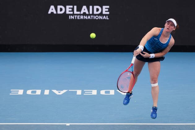 ADELAIDE, AUSTRALIA - JANUARY 03: Tamara Zidansek of Slovakia serves the ball during the WTA, Tennis Damen singles match between Tamara Zidansek of Slovakia and Maria Sakkari of Greece on day one of the Adelaide International tennis tournament at Memorial Drive on January 03, 2022 in Adelaide, Australia. (Photo by Peter Mundy Speed Media Icon Sportswire) TENNIS: JAN 03 - Adelaide International Icon220103002