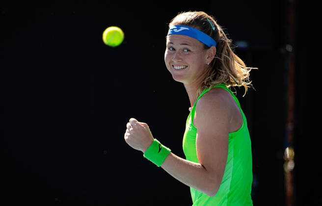 January 3, 2022, ADELAIDE, AUSTRALIA: Marie Bouzkova of the Czech Republic in action during the final qualifications round of the 2022 Adelaide International WTA, Tennis Damen 500 tennis tournament against Anna Blinkova of Russia ADELAIDE AUSTRALIA - ZUMAa181 20220103_zaa_a181_124 Copyright: xRobxPrangex