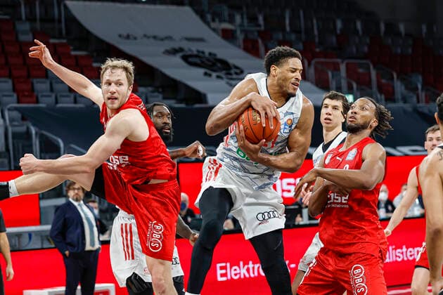 Center Augustine Rubit Bayern Munich, 21 Left Christian Sengfelder Brose Bamberg, 43 Right Akil Mitchell Brose Bamberg, 08 Brose Bamberg FC Bayern Munich Muenchen easyCredit BBL Basketball Bundesliga Saison 2021 22 Spieltag 15, 02 01 2022 Bamberg, Brose Arena Copyright: DanielxLöb