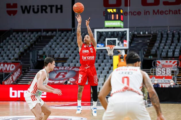 Center Justin Robinson Brose Bamberg, 12 Brose Bamberg FC Bayern Munich Muenchen easyCredit BBL Basketball Bundesliga Season 2021 22 Matchday 15, 02 01 2022 Bamberg, Brose Arena Copyright: DanielxLöb