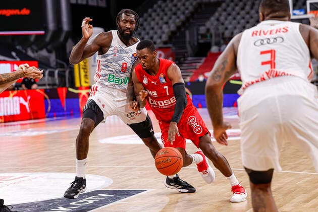 right Martin Kalu Bayern Munich, 07 left Othello Hunter Bayern Munich, 08 Brose Bamberg FC Bayern Munich Muenchen easyCredit BBL Basketball Bundesliga Saison 2021 22 Spieltag 15, 02 01 2022 Bamberg, Brose Arena Copyright: DanielxLöb