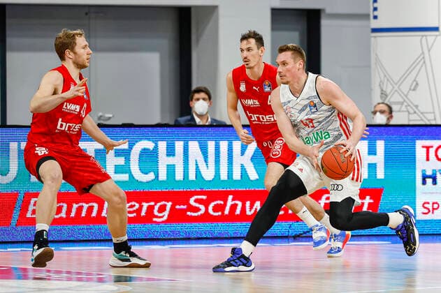 right Leon Radosevic Bayern Munich, 43 left Christian Sengfelder Brose Bamberg, 43 back Omar Prewitt Brose Bamberg, 04 Brose Bamberg FC Bayern Munich Muenchen easyCredit BBL Basketball Bundesliga Saison 2021 22 Spieltag 15, 02 01 2022 Bamberg, Brose Arena Copyright: DanielxLöb