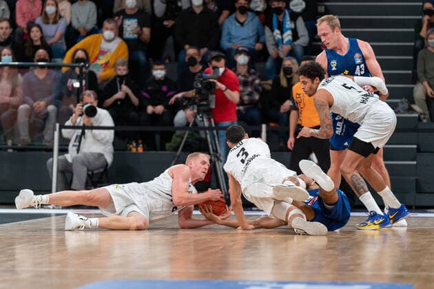 Fight on the floor for the ball Hamburg Towers vs ALBA Berlin, Basketball, Bundesliga, Hauptrunde, Spieltag 15, Saison 2021 2022, 02 01 2022 Marcel von Fehrn Hamburg Towers vs ALBA Berlin, Basketball, Bundesliga, Hauptrunde, Spieltag 15, Saison 2021 2022, 02 01 2022 Hamburg Copyright: xEibnerxPressefoto MarcelxvonxFehrnx EP_MFN