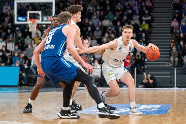 Justus Hollatz Hamburg Towers 21 on the ball Hamburg Towers vs ALBA Berlin, Basketball, Bundesliga, Hauptrunde, Spieltag 15, Saison 2021 2022, 02 01 2022 Marcel von Fehrn Hamburg Towers vs ALBA Berlin, Basketball, Bundesliga, Hauptrunde, Spieltag 15, Saison 2021 2022, 02 01 2022 Hamburg Copyright: xEibnerxPressefoto MarcelxvonxFehrnx EP_MFN