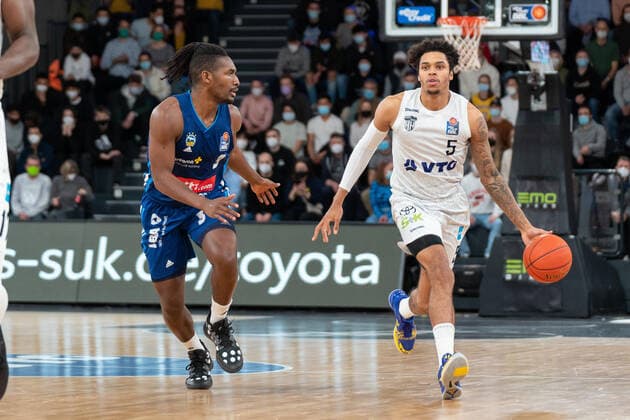 Caleb Homesley Hamburg Towers 5 vs Jaleen Smith ALBA Berlin 3 Hamburg Towers vs ALBA Berlin, Basketball, Bundesliga, Hauptrunde, Spieltag 15, Saison 2021 2022, 02 01 2022 Marcel von Fehrn Hamburg Towers vs ALBA Berlin, Basketball, Bundesliga, Hauptrunde, Spieltag 15, Saison 2021 2022, 02 01 2022 Hamburg Copyright: xEibnerxPressefoto MarcelxvonxFehrnx EP_MFN