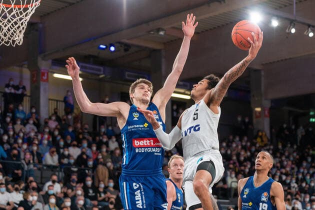 Scored by Caleb Homesley Hamburg Towers 5 Hamburg Towers vs ALBA Berlin, Basketball, Bundesliga, Hauptrunde, Spieltag 15, Saison 2021 2022, 02 01 2022 Marcel von Fehrn Hamburg Towers vs ALBA Berlin, Basketball, Bundesliga, Hauptrunde, Spieltag 15, Saison 2021 2022, 02 01 2022 Hamburg Copyright: xEibnerxPressefoto MarcelxvonxFehrnx EP_MFN