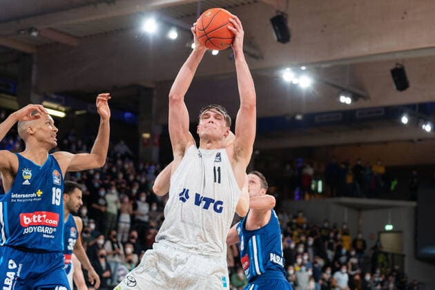 Maik Kotsar Hamburg Towers 11 jumps off to throw Hamburg Towers vs ALBA Berlin, Basketball, Bundesliga, Hauptrunde, Spieltag 15, Saison 2021 2022, 02 01 2022 Marcel von Fehrn Hamburg Towers vs ALBA Berlin, Basketball, Bundesliga, Hauptrunde, Spieltag 15, Saison 2021 2022, 02 01 2022 Hamburg Copyright: xEibnerxPressefoto MarcelxvonxFehrnx EP_MFN