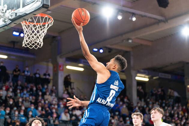 Hit by Maodo Lo ALBA Berlin 0 Hamburg Towers vs ALBA Berlin, Basketball, Bundesliga, Hauptrunde, Spieltag 15, Saison 2021 2022, 02 01 2022 Marcel von Fehrn Hamburg Towers vs ALBA Berlin, Basketball, Bundesliga, Hauptrunde, Spieltag 15, Saison 2021 2022, 02 01 2022 Hamburg Copyright: xEibnerxPressefoto MarcelxvonxFehrnx EP_MFN