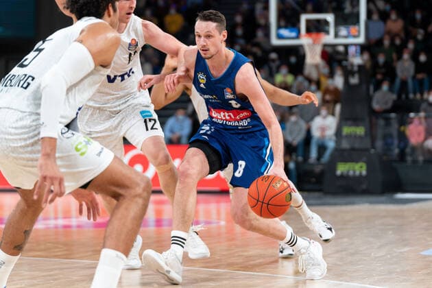 Marcus Eriksson ALBA Berlin 8 surrounded by opponents Hamburg Towers vs ALBA Berlin, Basketball, Bundesliga, Hauptrunde, Spieltag 15, Saison 2021 2022, 02 01 2022 Marcel von Fehrn Hamburg Towers vs ALBA Berlin, Basketball, Bundesliga, Hauptrunde, Spieltag 15, Saison 2021 2022, 02 01 2022 Hamburg Copyright: xEibnerxPressefoto MarcelxvonxFehrnx EP_MFN