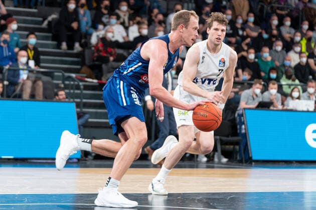 Luke Sikma ALBA Berlin 43 vs Lukas Meisner Hamburg Towers 7 Hamburg Towers vs ALBA Berlin, Basketball, Bundesliga, Hauptrunde, Spieltag 15, Saison 2021 2022, 02 01 2022 Marcel von Fehrn Hamburg Towers vs ALBA Berlin, Basketball, Bundesliga, Hauptrunde, Spieltag 15, Saison 2021 2022, 02 01 2022 Hamburg Copyright: xEibnerxPressefoto MarcelxvonxFehrnx EP_MFN