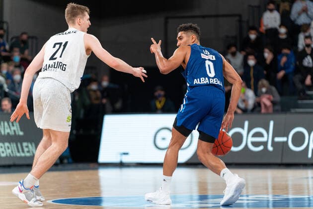 Maodo Lo ALBA Berlin 0 vs Justus Hollatz Hamburg Towers 21 Hamburg Towers vs ALBA Berlin, Basketball, Bundesliga, Hauptrunde, Spieltag 15, Saison 2021 2022, 02 01 2022 Marcel von Fehrn Hamburg Towers vs ALBA Berlin, Basketball, Bundesliga, Hauptrunde, Spieltag 15, Saison 2021 2022, 02 01 2022 Hamburg Copyright: xEibnerxPressefoto MarcelxvonxFehrnx EP_MFN