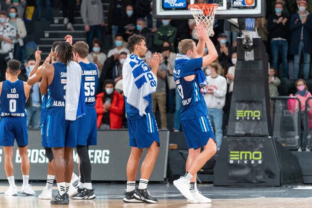 ALBA Berlin after the game Hamburg Towers vs ALBA Berlin, Basketball, Bundesliga, Hauptrunde, Spieltag 15, Saison 2021 2022, 02 01 2022 Marcel von Fehrn Hamburg Towers vs ALBA Berlin, Basketball, Bundesliga, Hauptrunde, Spieltag 15, Saison 2021 2022, 02 01 2022 Hamburg Copyright: xEibnerxPressefoto MarcelxvonxFehrnx EP_MFN