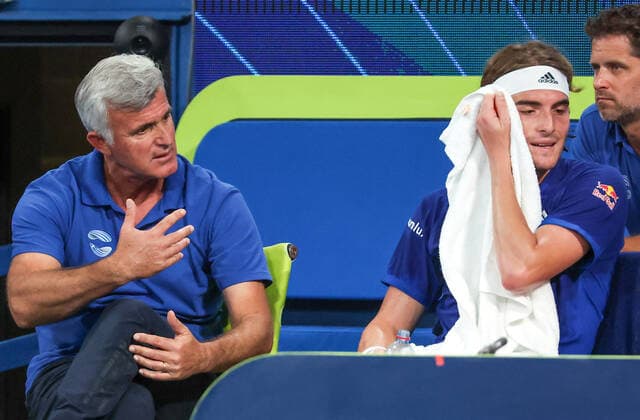 TENNIS ATP, Tennis Herren CUP, Stefanos Tsitsipas (R) of Team Greece reacts as his team captain and father Apostolos Tsitsipas talks to him during his match against Diego Schwartzman of Team Argentina on day 3 of the ATP Cup tennis tournament at Qudos Arena in Sydney, Monday, January 3, 2022. ( NO ARCHIVING, EDITORIAL USE ONLY, NO USE IN BOOKS WITHOUT CONSENT SYDNEY NSW AUSTRALIA  Copyright: xDAVIDxGRAYx 20220103001610533107