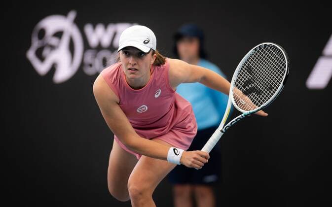 Mandatory Credit: Photo by Rob Prange Shutterstock (12683870cp) Iga Swiatek of Poland in action during the first round of the 2022 Adelaide International WTA, Tennis Damen 500 tennis tournament Adelaide International, Tennis, Memorial Drive Tennis Centre, Adelaide, Australia - 04 Jan 2022 Adelaide International, Tennis, Memorial Drive Tennis Centre, Adelaide, Australia - 04 Jan 2022  Copyright: xRobxPrange Shutterstockx 12683870cp