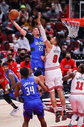 CHICAGO, IL - JANUARY 03: Orlando Magic Forward Franz Wagner (22) drives to the basket while being defended by Chicago Bulls Center Nikola Vucevic (9) during a NBA, Basketball Herren, USA game between the Orlando Magic and the Chicago Bulls on January 3, 2022 at the United Center in Chicago, IL. (Photo by Melissa Tamez Icon Sportswire) NBA: JAN 03 Magic at Bulls Icon22010312