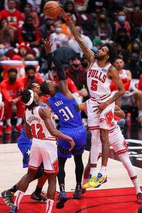 CHICAGO, IL - JANUARY 03: Chicago Bulls Forward Derrick Jones Jr. (5) blocks a shot by Orlando Magic Forward Terrence Ross (31) during a NBA, Basketball Herren, USA game between the Orlando Magic and the Chicago Bulls on January 3, 2022 at the United Center in Chicago, IL. (Photo by Melissa Tamez Icon Sportswire) NBA: JAN 03 Magic at Bulls Icon22010319