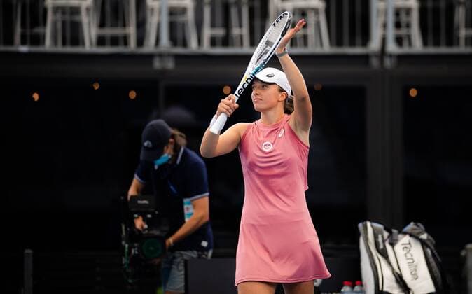 Mandatory Credit: Photo by Rob Prange Shutterstock (12683870do) Iga Swiatek of Poland in action during the first round of the 2022 Adelaide International WTA, Tennis Damen 500 tennis tournament Adelaide International, Tennis, Memorial Drive Tennis Centre, Adelaide, Australia - 04 Jan 2022 Adelaide International, Tennis, Memorial Drive Tennis Centre, Adelaide, Australia - 04 Jan 2022  Copyright: xRobxPrange Shutterstockx 12683870do