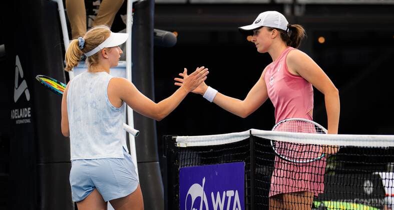 Mandatory Credit: Photo by Rob Prange Shutterstock (12683870dp) Daria Saville of Australia & Iga Swiatek of Poland in action during the first round of the 2022 Adelaide International WTA, Tennis Damen 500 tennis tournament Adelaide International, Tennis, Memorial Drive Tennis Centre, Adelaide, Australia - 04 Jan 2022 Adelaide International, Tennis, Memorial Drive Tennis Centre, Adelaide, Australia - 04 Jan 2022  Copyright: xRobxPrange Shutterstockx 12683870dp