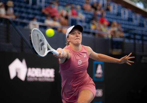 Mandatory Credit: Photo by Rob Prange Shutterstock (12683870dy) Iga Swiatek of Poland in action during the first round of the 2022 Adelaide International WTA, Tennis Damen 500 tennis tournament Adelaide International, Tennis, Memorial Drive Tennis Centre, Adelaide, Australia - 04 Jan 2022 Adelaide International, Tennis, Memorial Drive Tennis Centre, Adelaide, Australia - 04 Jan 2022  Copyright: xRobxPrange Shutterstockx 12683870dy