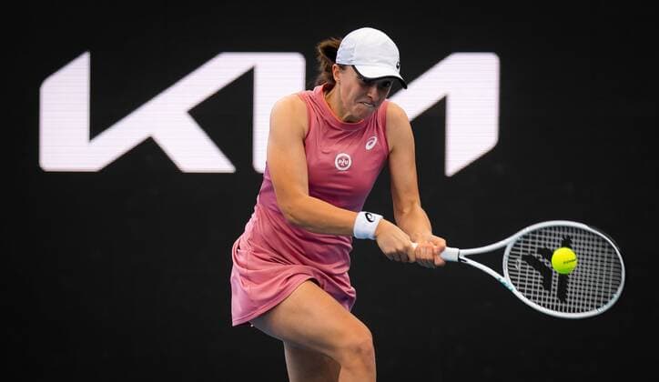 Mandatory Credit: Photo by Rob Prange Shutterstock (12683870dv) Iga Swiatek of Poland in action during the first round of the 2022 Adelaide International WTA, Tennis Damen 500 tennis tournament Adelaide International, Tennis, Memorial Drive Tennis Centre, Adelaide, Australia - 04 Jan 2022 Adelaide International, Tennis, Memorial Drive Tennis Centre, Adelaide, Australia - 04 Jan 2022  Copyright: xRobxPrange Shutterstockx 12683870dv