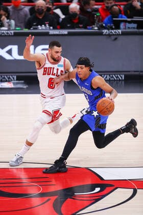 CHICAGO, IL - JANUARY 03: Chicago Bulls Guard Zach LaVine (8) guards Orlando Magic Guard R.J. Hampton (13) during a NBA, Basketball Herren, USA game between the Orlando Magic and the Chicago Bulls on January 3, 2022 at the United Center in Chicago, IL. (Photo by Melissa Tamez Icon Sportswire) NBA: JAN 03 Magic at Bulls Icon22010324