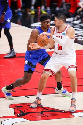 CHICAGO, IL - JANUARY 03: Orlando Magic Forward Wendell Carter Jr. (34) posts up against Chicago Bulls Center Nikola Vucevic (9) during a NBA, Basketball Herren, USA game between the Orlando Magic and the Chicago Bulls on January 3, 2022 at the United Center in Chicago, IL. (Photo by Melissa Tamez Icon Sportswire) NBA: JAN 03 Magic at Bulls Icon22010325